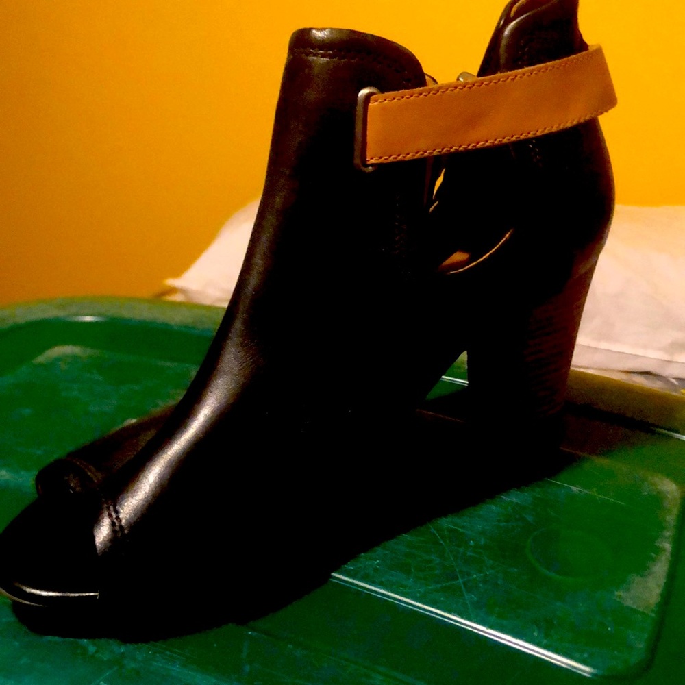 Peep toe Clark’s shootie!!